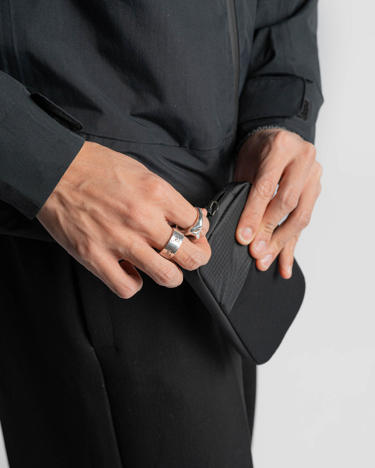 Salomon ACS ESSENTIALS CASE | LC2466400 | AFEW STORE